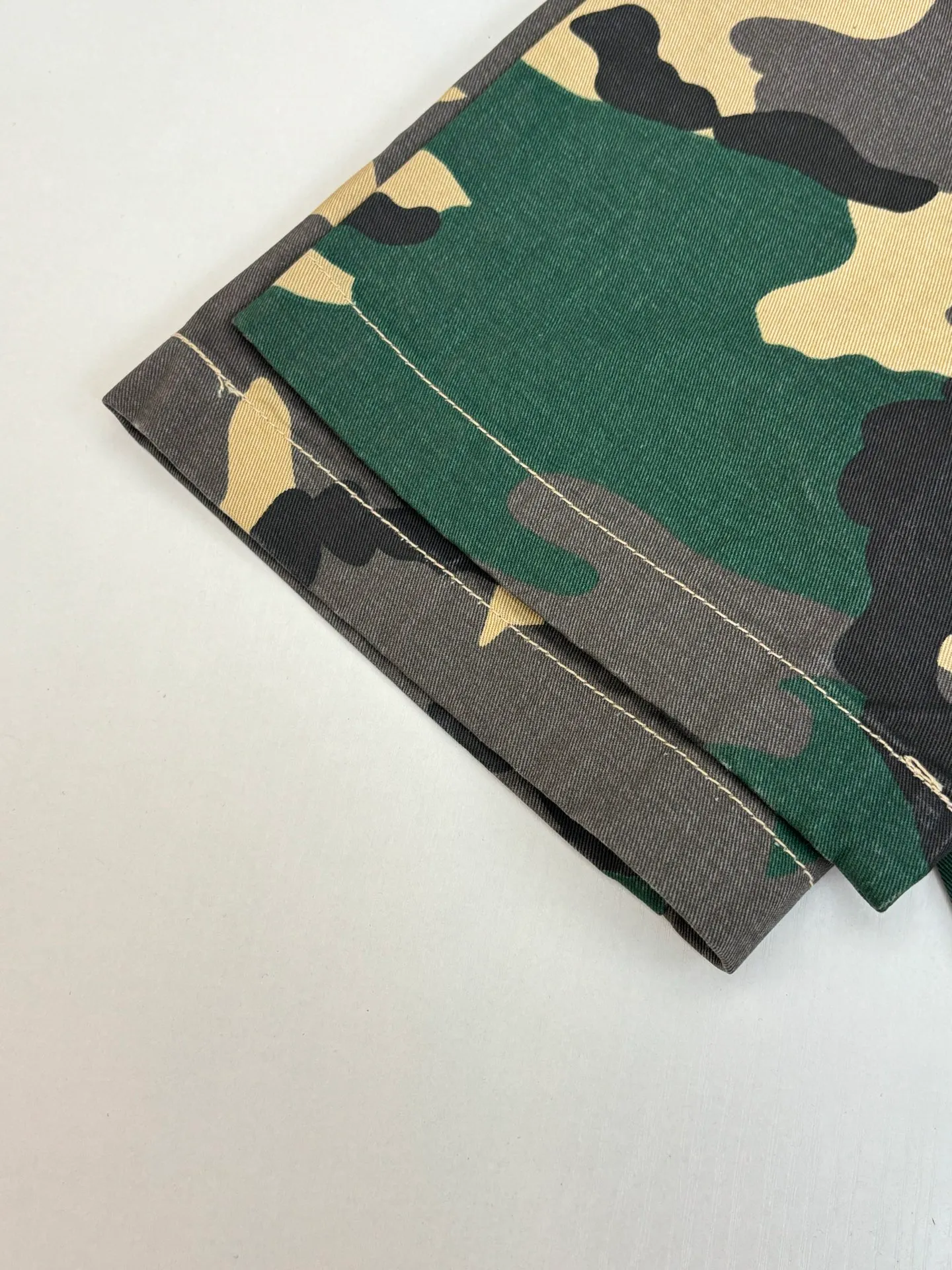 P560 Chrome Heart*/Chrome Heart CH camouflage short-sleeved denim shirt was purchased and developed by a Los Angeles agent for US$3,200. This model is made of customized military canvas fabric, restored 1:1 according to the original model, and printed with camouflage patterns. The customization period for the chest sex pattern stamp is 20 days, the minimum order is 1800 pieces, and the color plate is matched. The hardware buckles are all made of electroplated 925 silver material, the weight is perfectly restored, and they are aged and oxidized to black.  Size：S/M/L